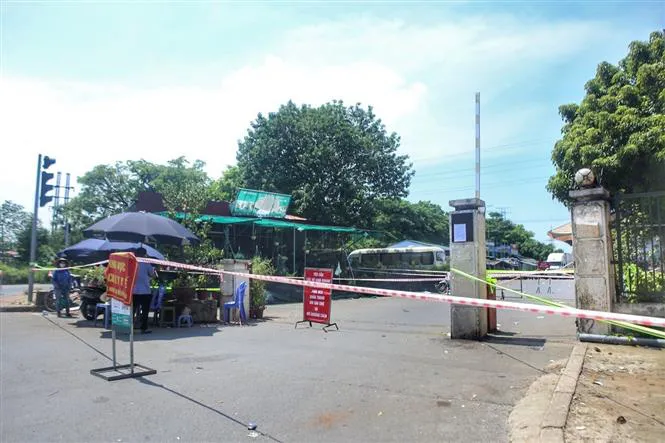 Hà Nội tạm thời phong tỏa chợ đầu mối phía Nam và ngách 15, ngõ Gốc Đề do có ca mắc COVID-19 - Ảnh 1. Hà Nội tạm thời phong tỏa chợ đầu mối phía Nam và ngách 15, ngõ Gốc Đề do có ca mắc COVID-19 - Ảnh 1.