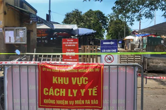 Hà Nội tạm thời phong tỏa chợ đầu mối phía Nam và ngách 15, ngõ Gốc Đề do có ca mắc COVID-19 - Ảnh 4. Hà Nội tạm thời phong tỏa chợ đầu mối phía Nam và ngách 15, ngõ Gốc Đề do có ca mắc COVID-19 - Ảnh 4.