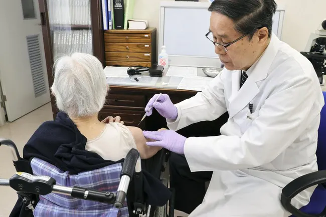 “Hộ chiếu vaccine”: Chìa khoá vực dậy nền kinh tế Nhật Bản? - Ảnh 1. “Hộ chiếu vaccine”: Chìa khoá vực dậy nền kinh tế Nhật Bản? - Ảnh 1.