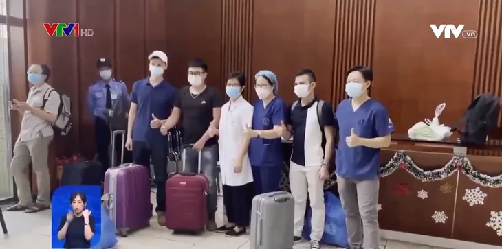 Đoàn bác sĩ Bệnh viện Bạch Mai lên đường hỗ trợ TP Hồ Chí Minh - Ảnh 1. Đoàn bác sĩ Bệnh viện Bạch Mai lên đường hỗ trợ TP Hồ Chí Minh - Ảnh 1.
