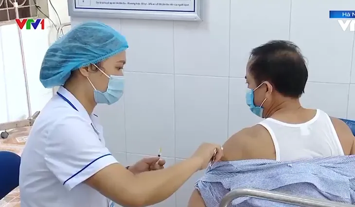 Hà Nội ưu tiên tiêm vaccine cho đối tượng chính sách, đồng bào dân tộc thiểu số - Ảnh 1. Hà Nội ưu tiên tiêm vaccine cho đối tượng chính sách, đồng bào dân tộc thiểu số - Ảnh 1.