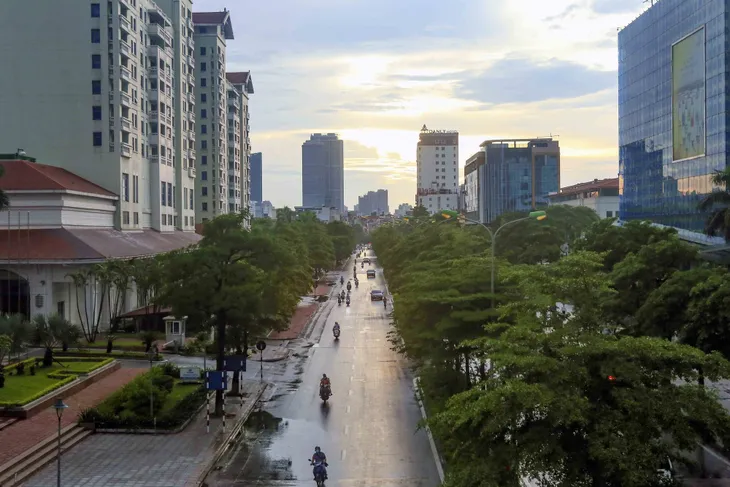 Ngày thứ 5 thực hiện giãn cách xã hội, lượng phương tiện lưu thông trên nhiều tuyến đường ở Hà Nội đã giảm - Ảnh 4. Ngày thứ 5 thực hiện giãn cách xã hội, lượng phương tiện lưu thông trên nhiều tuyến đường ở Hà Nội đã giảm - Ảnh 4.
