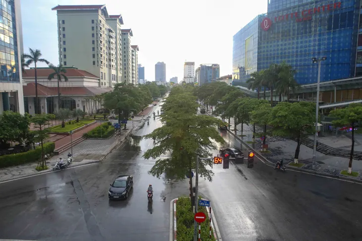 Ngày thứ 5 thực hiện giãn cách xã hội, lượng phương tiện lưu thông trên nhiều tuyến đường ở Hà Nội đã giảm - Ảnh 3. Ngày thứ 5 thực hiện giãn cách xã hội, lượng phương tiện lưu thông trên nhiều tuyến đường ở Hà Nội đã giảm - Ảnh 3.