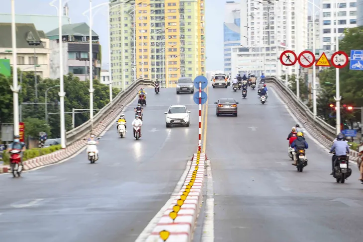 Ngày thứ 5 thực hiện giãn cách xã hội, lượng phương tiện lưu thông trên nhiều tuyến đường ở Hà Nội đã giảm - Ảnh 2. Ngày thứ 5 thực hiện giãn cách xã hội, lượng phương tiện lưu thông trên nhiều tuyến đường ở Hà Nội đã giảm - Ảnh 2.