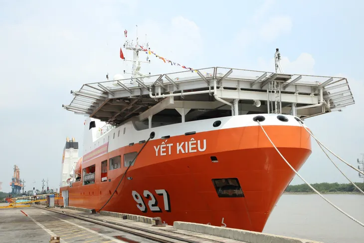 Bàn giao tàu tìm kiếm cứu nạn tàu ngầm đa năng - Ảnh 1. Bàn giao tàu tìm kiếm cứu nạn tàu ngầm đa năng - Ảnh 1.
