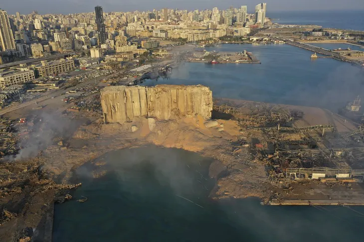 Một năm sau thảm họa ở cảng Beirut, những vết thương để lại vẫn chưa lành - Ảnh 8. Một năm sau thảm họa ở cảng Beirut, những vết thương để lại vẫn chưa lành - Ảnh 8.