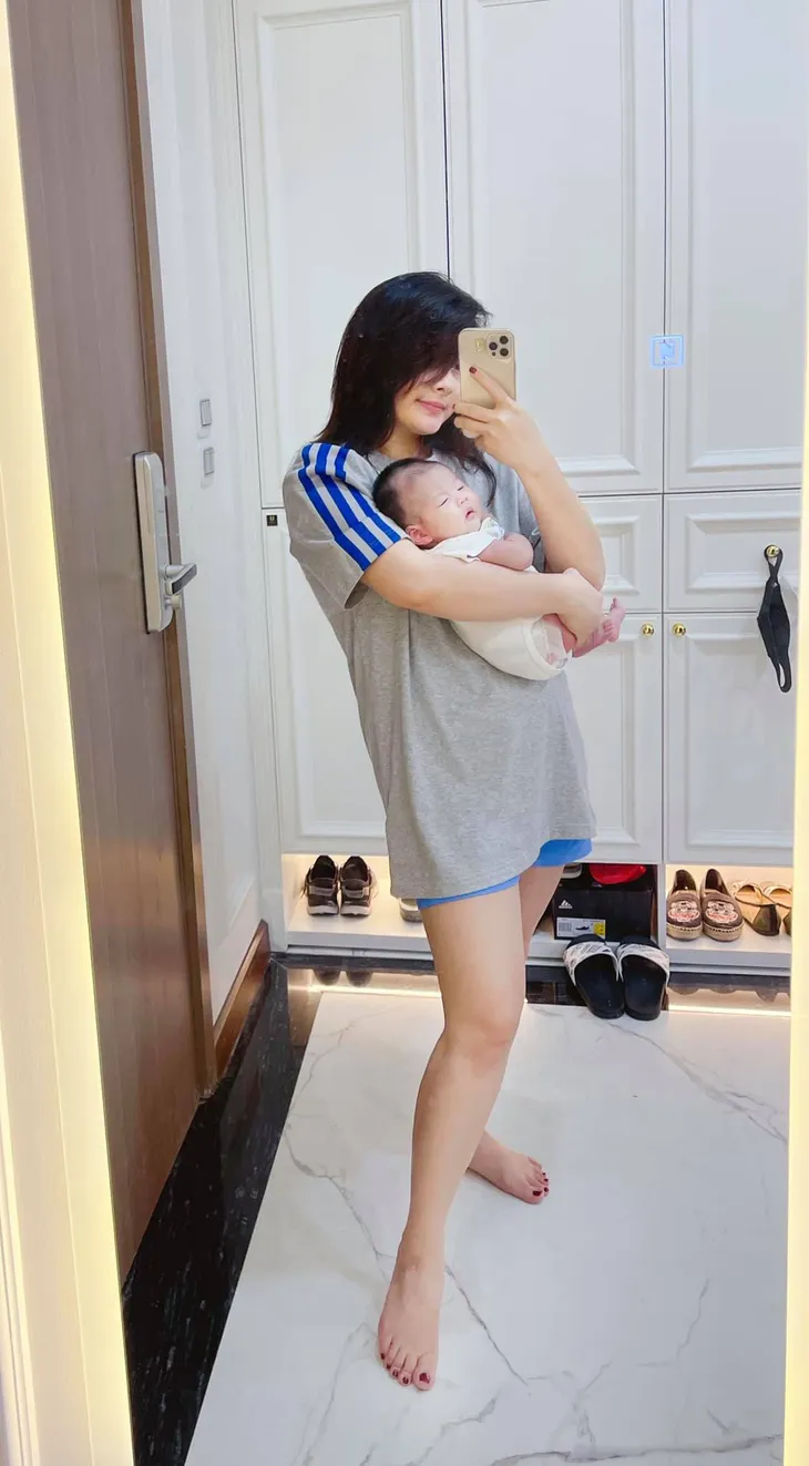 Diễn viên ở nhà mùa dịch: Hồng Diễm lên đồ ngút ngàn, Bảo Thanh selfie với con gái cưng - Ảnh 2. Diễn viên ở nhà mùa dịch: Hồng Diễm lên đồ ngút ngàn, Bảo Thanh selfie với con gái cưng - Ảnh 2.