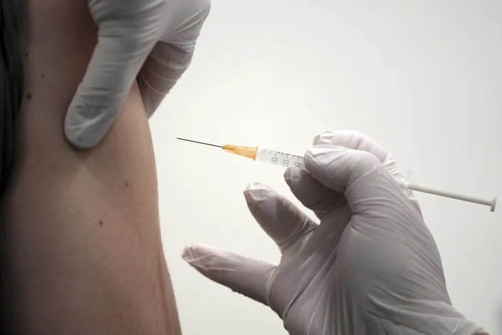 Tiêm phòng vaccine COVID-19 đầy đủ giúp giảm 98% nguy cơ tử vong - Ảnh 1. Tiêm phòng vaccine COVID-19 đầy đủ giúp giảm 98% nguy cơ tử vong - Ảnh 1.