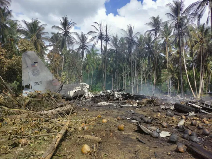 Rơi máy bay quân sự tại Philippines, ít nhất 17 người thiệt mạng - Ảnh 2. Rơi máy bay quân sự tại Philippines, ít nhất 17 người thiệt mạng - Ảnh 2.