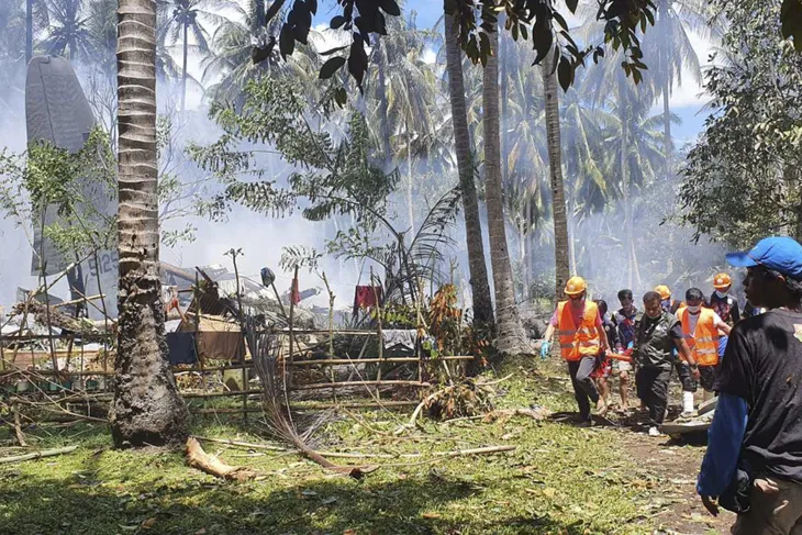 Rơi máy bay quân sự tại Philippines, ít nhất 17 người thiệt mạng - Ảnh 1. Rơi máy bay quân sự tại Philippines, ít nhất 17 người thiệt mạng - Ảnh 1.