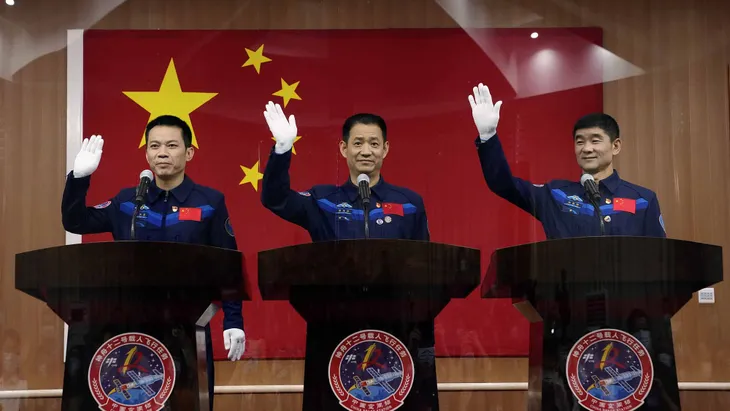 Phi hành gia Trung Quốc lần đầu đi bộ ra ngoài trạm vũ trụ Thiên Cung - Ảnh 1. Phi hành gia Trung Quốc lần đầu đi bộ ra ngoài trạm vũ trụ Thiên Cung - Ảnh 1.