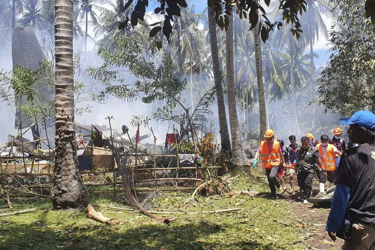 Tai nạn rơi máy bay quân sự ở Philippines: Số nạn nhân thiệt mạng tăng lên 45 người - Ảnh 2. Tai nạn rơi máy bay quân sự ở Philippines: Số nạn nhân thiệt mạng tăng lên 45 người - Ảnh 2.