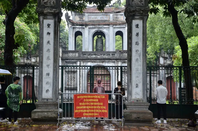 Sĩ tử đội mưa vái vọng ở Văn Miếu trước kỳ thi tốt nghiệp THPT 2021 - Ảnh 1. Sĩ tử đội mưa vái vọng ở Văn Miếu trước kỳ thi tốt nghiệp THPT 2021 - Ảnh 1.