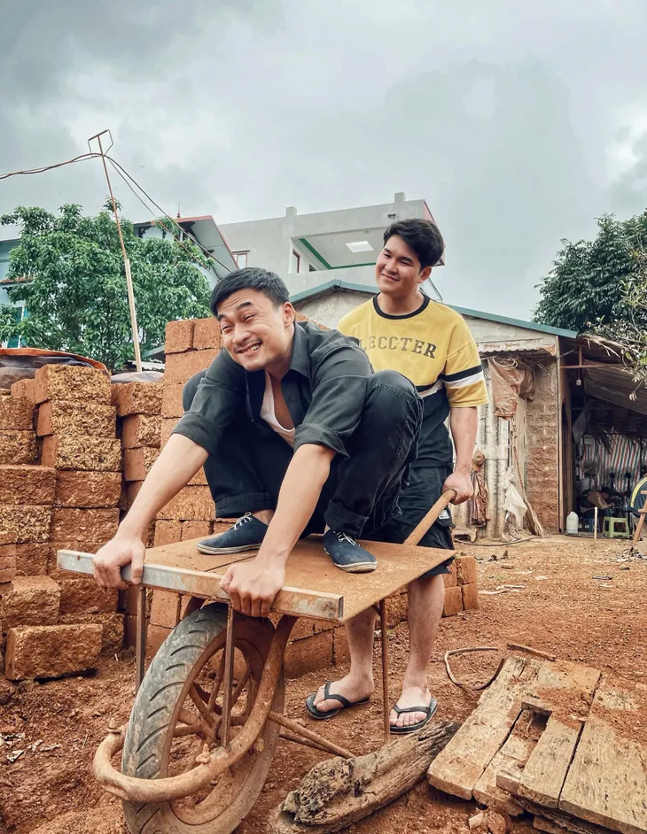 Mùa hoa tìm lại: Loạt cảnh hài hước Núi đáng yêu trêu ngươi anh trai Đồng cục súc - Ảnh 7. Mùa hoa tìm lại: Loạt cảnh hài hước Núi đáng yêu trêu ngươi anh trai Đồng cục súc - Ảnh 7.
