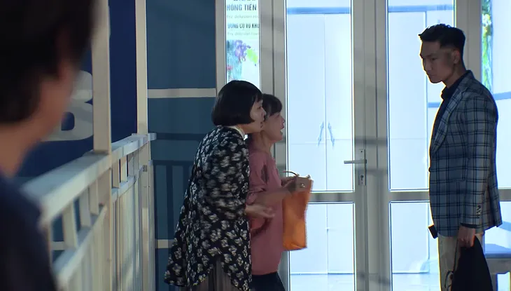 Hương vị tình thân - Tập 56: Bà Bích (Tú Oanh) khóc hết nước mắt khi Nam (Phương Oanh) bị đâm - Ảnh 1. Hương vị tình thân - Tập 56: Bà Bích (Tú Oanh) khóc hết nước mắt khi Nam (Phương Oanh) bị đâm - Ảnh 1.