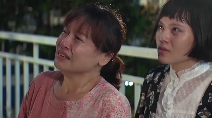 Hương vị tình thân - Tập 56: Bà Bích (Tú Oanh) khóc hết nước mắt khi Nam (Phương Oanh) bị đâm - Ảnh 3. Hương vị tình thân - Tập 56: Bà Bích (Tú Oanh) khóc hết nước mắt khi Nam (Phương Oanh) bị đâm - Ảnh 3.