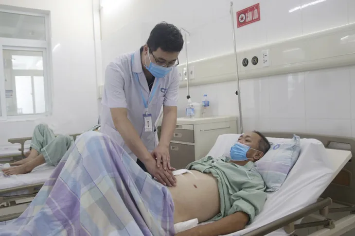 Cứu sống bệnh nhân ung thư sốc mất máu nguy kịch do vỡ u máu ruột non - Ảnh 1. Cứu sống bệnh nhân ung thư sốc mất máu nguy kịch do vỡ u máu ruột non - Ảnh 1.
