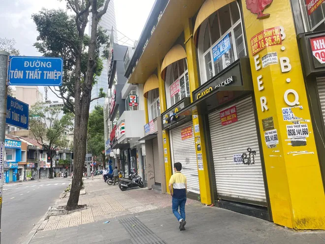 Người thuê mặt bằng tiếp tục tháo chạy khỏi trung tâm TP Hồ Chí Minh - Ảnh 1. Người thuê mặt bằng tiếp tục tháo chạy khỏi trung tâm TP Hồ Chí Minh - Ảnh 1.