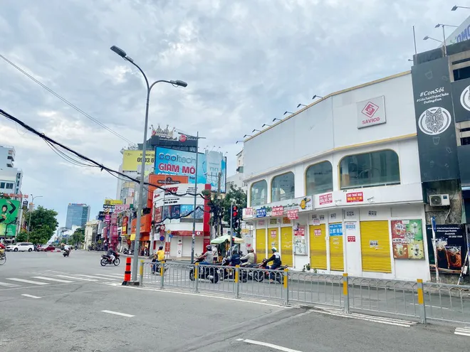 Người thuê mặt bằng tiếp tục tháo chạy khỏi trung tâm TP Hồ Chí Minh - Ảnh 3. Người thuê mặt bằng tiếp tục tháo chạy khỏi trung tâm TP Hồ Chí Minh - Ảnh 3.