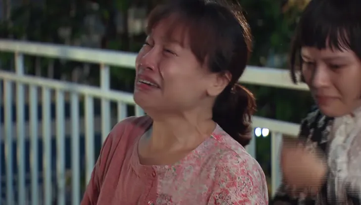 Hương vị tình thân - Tập 56: Bà Bích (Tú Oanh) khóc hết nước mắt khi Nam (Phương Oanh) bị đâm - Ảnh 2. Hương vị tình thân - Tập 56: Bà Bích (Tú Oanh) khóc hết nước mắt khi Nam (Phương Oanh) bị đâm - Ảnh 2.