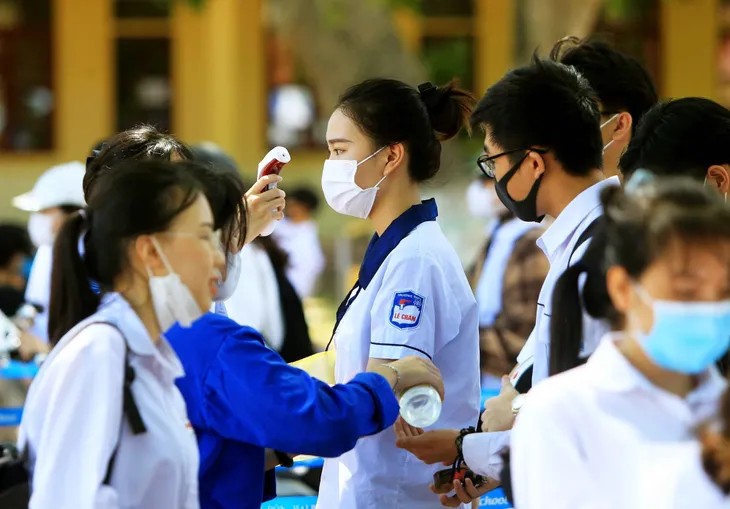 Sáng nay (7/7), thí sinh làm bài thi môn đầu tiên tại Kỳ thi tốt nghiệp THPT 2022 - Ảnh 1. Sáng nay (7/7), thí sinh làm bài thi môn đầu tiên tại Kỳ thi tốt nghiệp THPT 2022 - Ảnh 1.