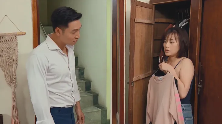 Hương vị tình thân - Tập 57: Nam (Phương Oanh) - Long (Mạnh Trường) rơi vào tình huống khó xử lúc thay đồ - Ảnh 3. Hương vị tình thân - Tập 57: Nam (Phương Oanh) - Long (Mạnh Trường) rơi vào tình huống khó xử lúc thay đồ - Ảnh 3.
