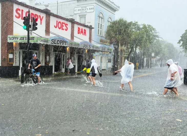 Bão nhiệt đới Elsa mạnh lên khi đổ bộ vào bang Florida, có thể gây ra lũ lụt và lốc xoáy - Ảnh 2. Bão nhiệt đới Elsa mạnh lên khi đổ bộ vào bang Florida, có thể gây ra lũ lụt và lốc xoáy - Ảnh 2.