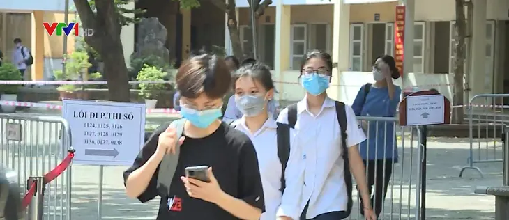 TP Hồ Chí Minh lên mọi phương án ứng phó COVID-19, trời mưa tại kỳ thi tốt nghiệp THPT 2021 - Ảnh 1.