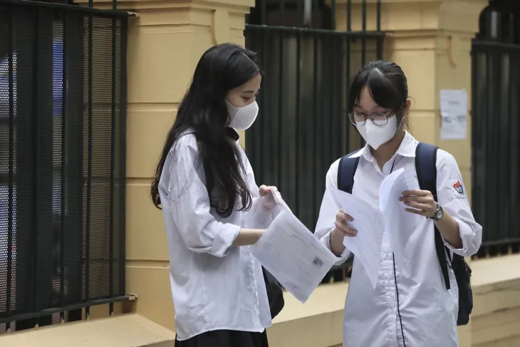 Vượt đường xa dự thi, thí sinh yên tâm làm bài thi đợt 2 theo phương châm 3 tại chỗ - Ảnh 1.