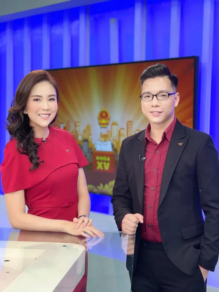 Những bộ cánh giúp MC Mai Ngọc nổi bần bật trên sóng truyền hình - Ảnh 4. Những bộ cánh giúp MC Mai Ngọc nổi bần bật trên sóng truyền hình - Ảnh 4.