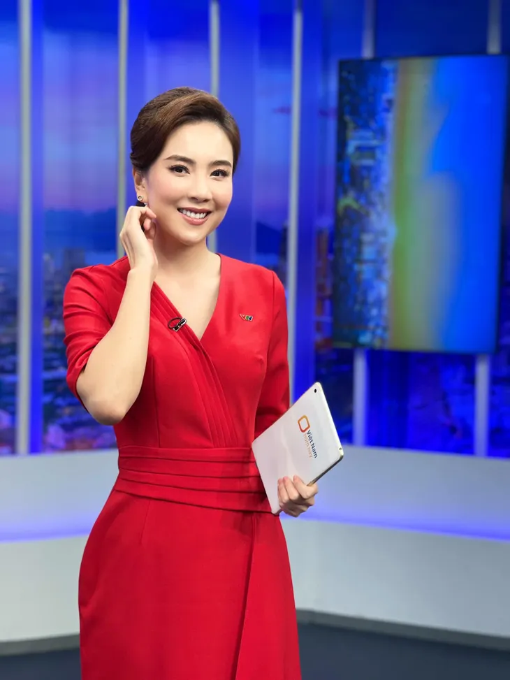 Những bộ cánh giúp MC Mai Ngọc nổi bần bật trên sóng truyền hình - Ảnh 2. Những bộ cánh giúp MC Mai Ngọc nổi bần bật trên sóng truyền hình - Ảnh 2.