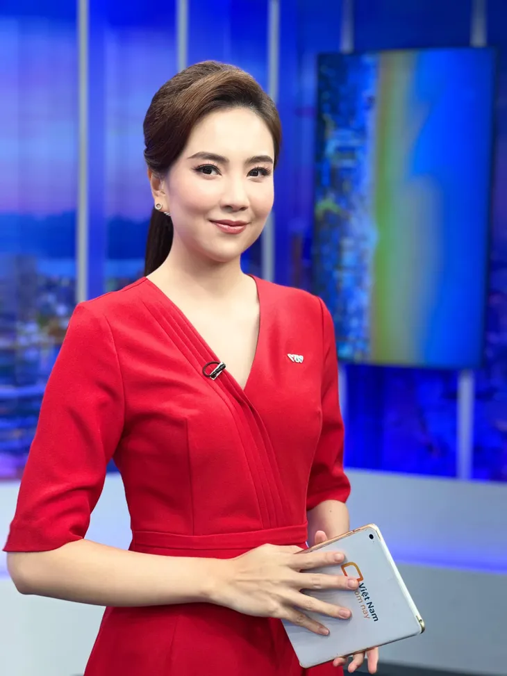 Những bộ cánh giúp MC Mai Ngọc nổi bần bật trên sóng truyền hình - Ảnh 1. Những bộ cánh giúp MC Mai Ngọc nổi bần bật trên sóng truyền hình - Ảnh 1.