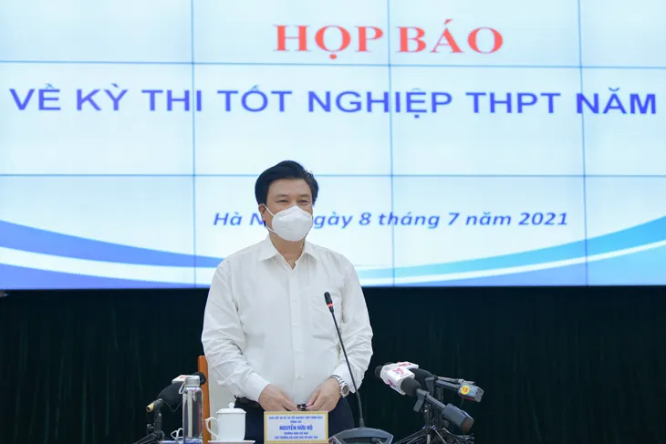 Nhiều địa phương bùng COVID-19, vì sao không hủy thi tốt nghiệp THPT 2021? - Ảnh 1. Nhiều địa phương bùng COVID-19, vì sao không hủy thi tốt nghiệp THPT 2021? - Ảnh 1.