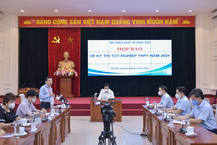 Thí sinh thi tốt nghiệp THPT bị dừng khẩn cấp vì COVID-19 có được giữ kết quả và thi tiếp? - Ảnh 1. Thí sinh thi tốt nghiệp THPT bị dừng khẩn cấp vì COVID-19 có được giữ kết quả và thi tiếp? - Ảnh 1.