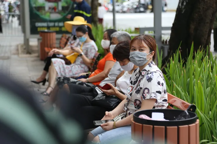 Tốt nghiệp THPT 2021: Hoàn tất môn thi cuối, nhiều sĩ tử hân hoan với kết quả bài thi - Ảnh 2. Tốt nghiệp THPT 2021: Hoàn tất môn thi cuối, nhiều sĩ tử hân hoan với kết quả bài thi - Ảnh 2.
