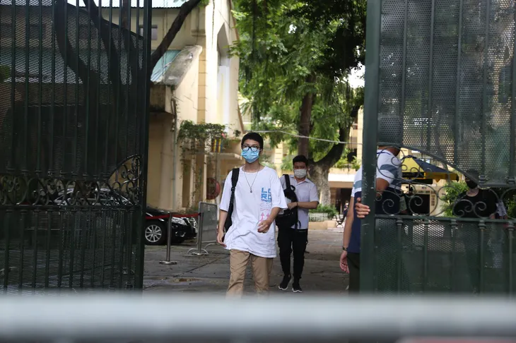 Tốt nghiệp THPT 2021: Hoàn tất môn thi cuối, nhiều sĩ tử hân hoan với kết quả bài thi - Ảnh 3. Tốt nghiệp THPT 2021: Hoàn tất môn thi cuối, nhiều sĩ tử hân hoan với kết quả bài thi - Ảnh 3.