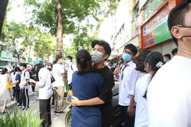 Tốt nghiệp THPT 2021: Hoàn tất môn thi cuối, nhiều sĩ tử hân hoan với kết quả bài thi - Ảnh 7. Tốt nghiệp THPT 2021: Hoàn tất môn thi cuối, nhiều sĩ tử hân hoan với kết quả bài thi - Ảnh 7.