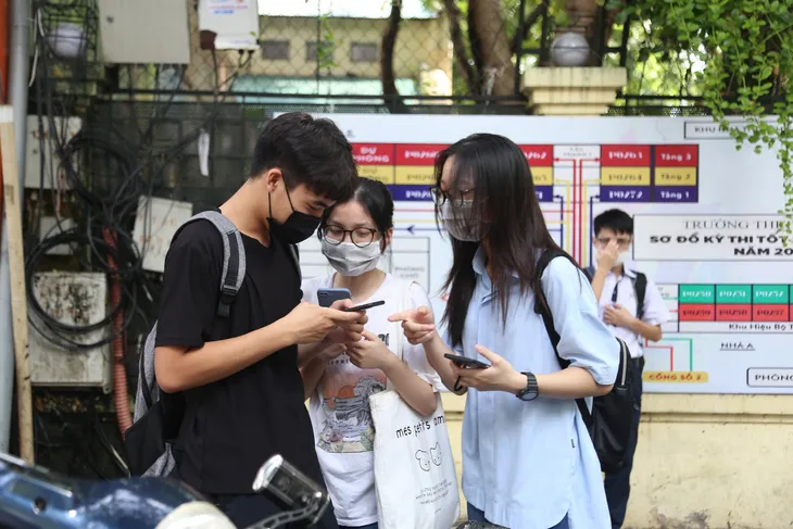 Tốt nghiệp THPT 2021: Hoàn tất môn thi cuối, nhiều sĩ tử hân hoan với kết quả bài thi - Ảnh 8. Tốt nghiệp THPT 2021: Hoàn tất môn thi cuối, nhiều sĩ tử hân hoan với kết quả bài thi - Ảnh 8.