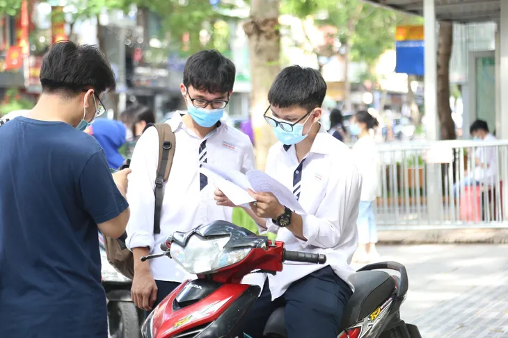 Tốt nghiệp THPT 2021: Hoàn tất môn thi cuối, nhiều sĩ tử hân hoan với kết quả bài thi - Ảnh 9. Tốt nghiệp THPT 2021: Hoàn tất môn thi cuối, nhiều sĩ tử hân hoan với kết quả bài thi - Ảnh 9.