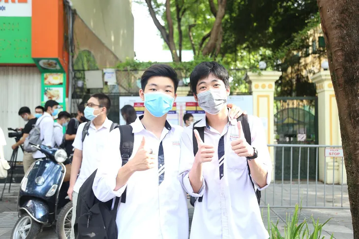 Tốt nghiệp THPT 2021: Hoàn tất môn thi cuối, nhiều sĩ tử hân hoan với kết quả bài thi - Ảnh 10. Tốt nghiệp THPT 2021: Hoàn tất môn thi cuối, nhiều sĩ tử hân hoan với kết quả bài thi - Ảnh 10.