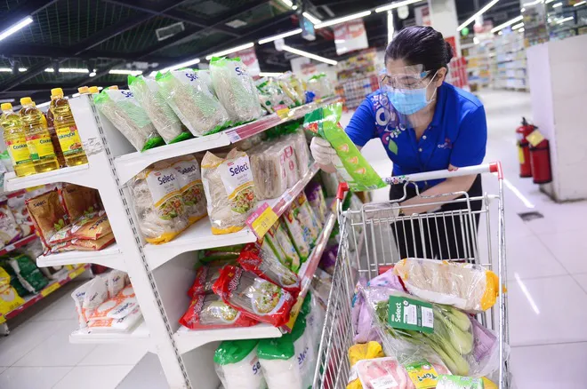 Siêu thị, chợ truyền thống linh hoạt hình thức bán hàng để phòng dịch - Ảnh 1. Siêu thị, chợ truyền thống linh hoạt hình thức bán hàng để phòng dịch - Ảnh 1.