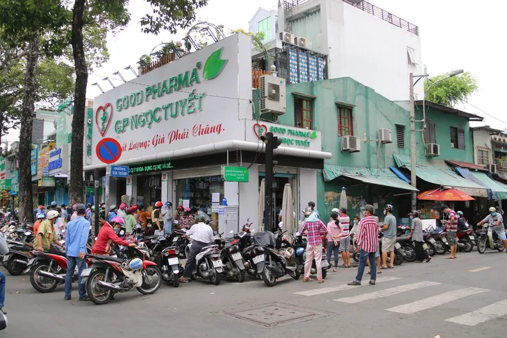 Người dân TP Hồ Chí Minh xếp hàng mua đồ trước giờ giãn cách theo nguyên tắc Chỉ thị 16 - Ảnh 8. Người dân TP Hồ Chí Minh xếp hàng mua đồ trước giờ giãn cách theo nguyên tắc Chỉ thị 16 - Ảnh 8.