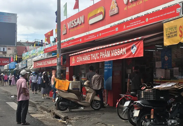 Người dân TP Hồ Chí Minh xếp hàng mua đồ trước giờ giãn cách theo nguyên tắc Chỉ thị 16 - Ảnh 7. Người dân TP Hồ Chí Minh xếp hàng mua đồ trước giờ giãn cách theo nguyên tắc Chỉ thị 16 - Ảnh 7.