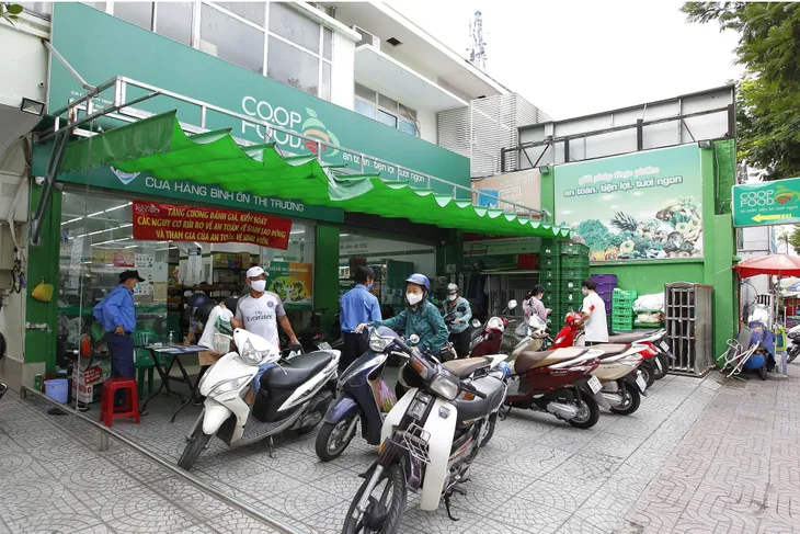 Người dân TP Hồ Chí Minh xếp hàng mua đồ trước giờ giãn cách theo nguyên tắc Chỉ thị 16 - Ảnh 5. Người dân TP Hồ Chí Minh xếp hàng mua đồ trước giờ giãn cách theo nguyên tắc Chỉ thị 16 - Ảnh 5.