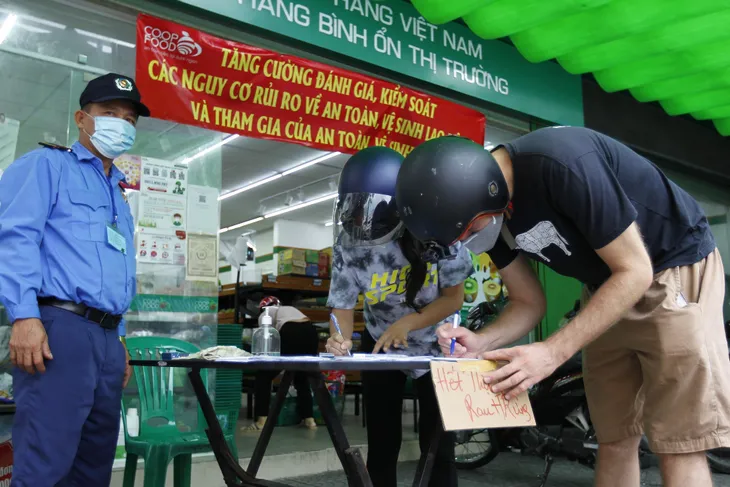 Người dân TP Hồ Chí Minh xếp hàng mua đồ trước giờ giãn cách theo nguyên tắc Chỉ thị 16 - Ảnh 4. Người dân TP Hồ Chí Minh xếp hàng mua đồ trước giờ giãn cách theo nguyên tắc Chỉ thị 16 - Ảnh 4.