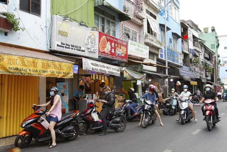 Người dân TP Hồ Chí Minh xếp hàng mua đồ trước giờ giãn cách theo nguyên tắc Chỉ thị 16 - Ảnh 3. Người dân TP Hồ Chí Minh xếp hàng mua đồ trước giờ giãn cách theo nguyên tắc Chỉ thị 16 - Ảnh 3.