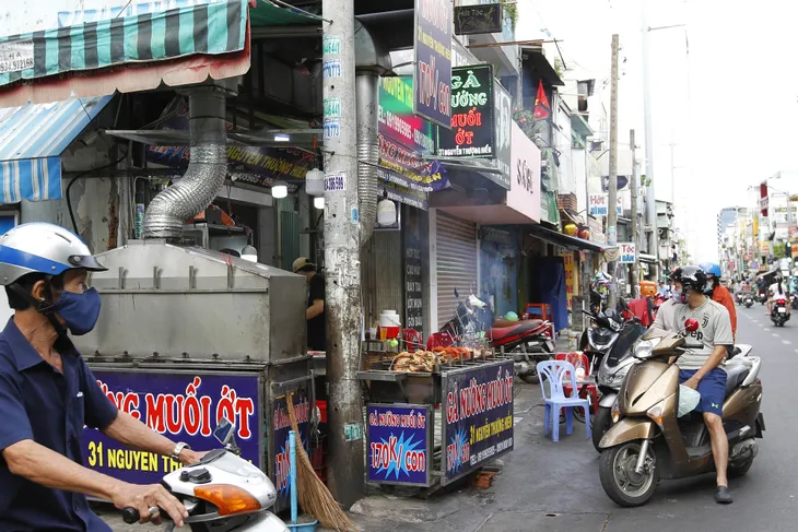 Người dân TP Hồ Chí Minh xếp hàng mua đồ trước giờ giãn cách theo nguyên tắc Chỉ thị 16 - Ảnh 2. Người dân TP Hồ Chí Minh xếp hàng mua đồ trước giờ giãn cách theo nguyên tắc Chỉ thị 16 - Ảnh 2.