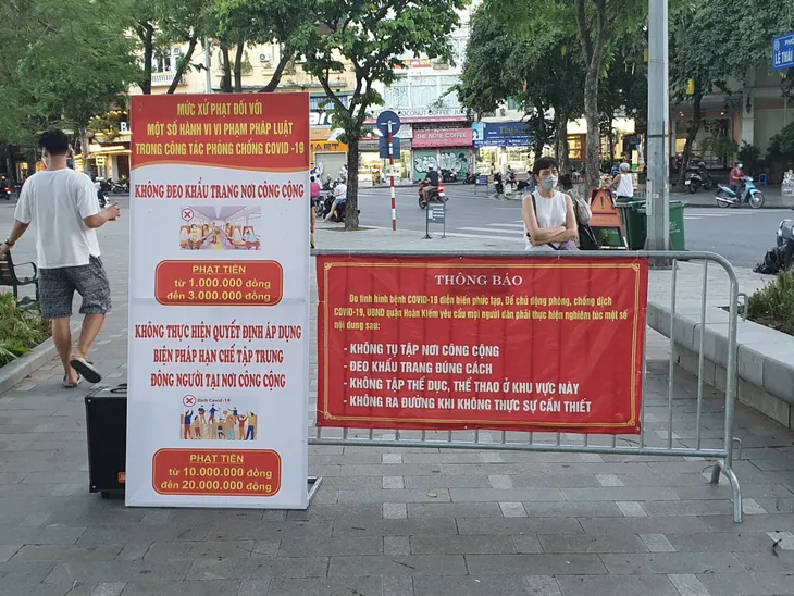 Hà Nội: Trên hồ Hoàn Kiếm nhiều người vẫn vô tư tập thể dục, hồ Tây đã giảm bớt - Ảnh 4. Hà Nội: Trên hồ Hoàn Kiếm nhiều người vẫn vô tư tập thể dục, hồ Tây đã giảm bớt - Ảnh 4.