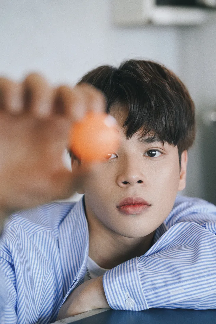 JayKii đánh úp người hâm mộ với MV Yếu đuối ai xem - Ảnh 1. JayKii đánh úp người hâm mộ với MV Yếu đuối ai xem - Ảnh 1.