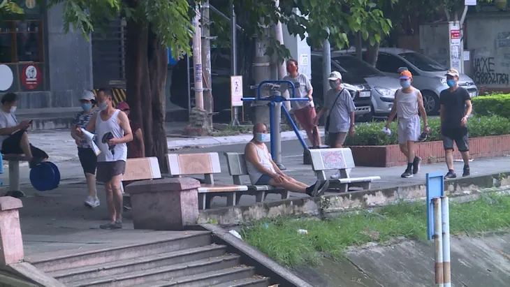 Nhiều người dân Hà Nội vẫn tập thể dục từ tờ mờ sớm bất chấp lệnh cấm - Ảnh 7.
